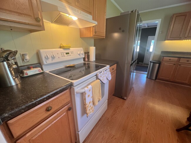 Building Photo - Charming 3 bedroom, 1 1/2 bathroom home in...