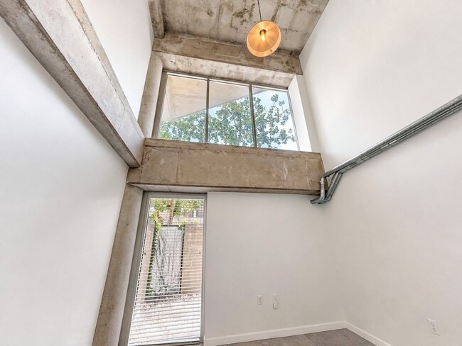 Building Photo - Modern Condo in The Cedars, Dallas with Private Patio | Available for Lease!