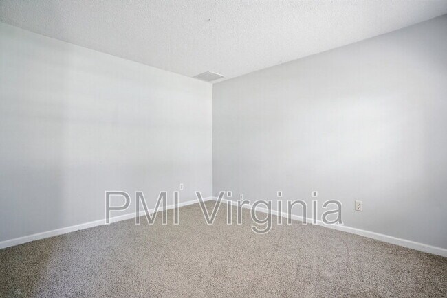 Building Photo - 312 Hickory Hinge Way