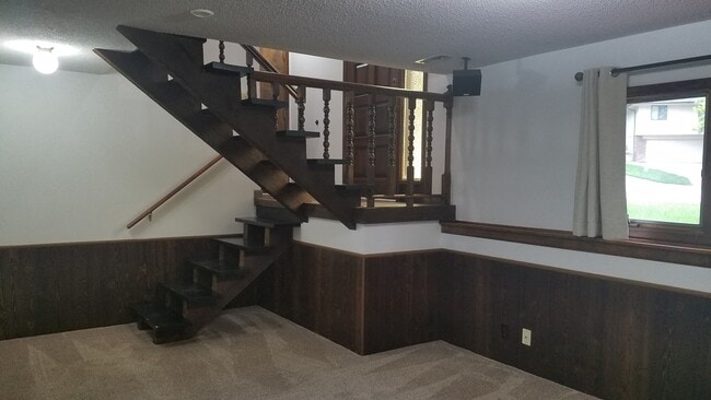 Building Photo - Split level with huge yard