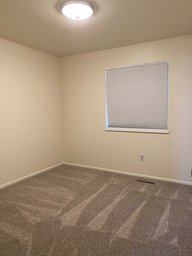 Building Photo - 3 BED // 2 BATH HOME WITH LARGE BACKYARD Fort Collins