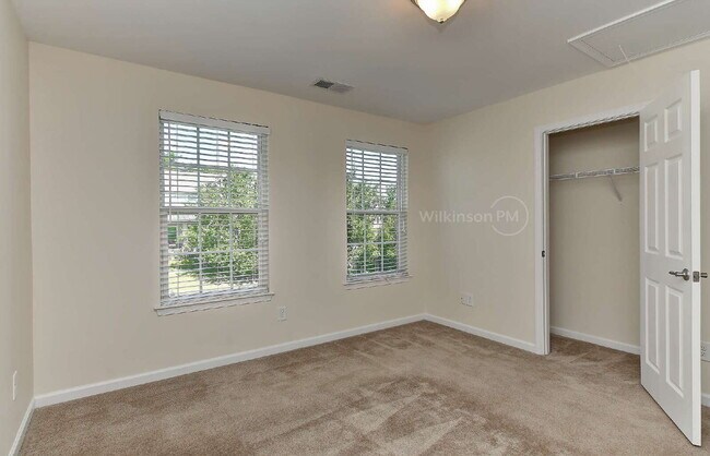 Building Photo - Beautiful 3,409 sqft 5-bedroom 3-bath Exec...