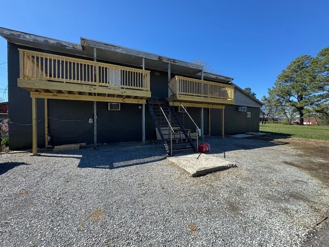 Building Photo - 2 bedroom 1 bath Apartment close to campus