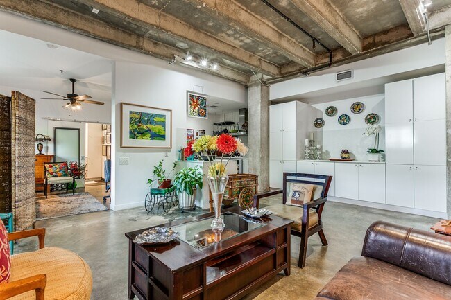 Building Photo - FANTASTIC 2-BEDROOM KING WILLIAM CONDOMINIUM