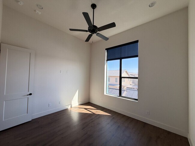 Building Photo - Town Creek CONDO! Large Balcony / Fridge, Washer, Dryer Included / Garage / NBISD