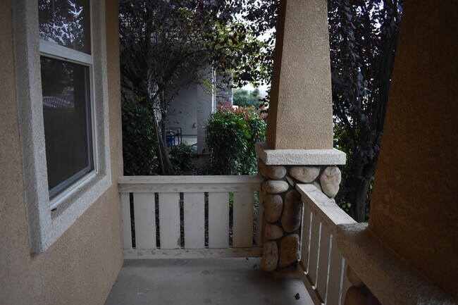 Building Photo - 570 Barclay Way