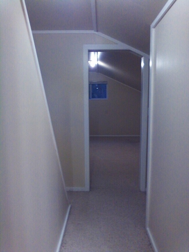 Building Photo - Large Shop Perfect for a home based business, plus 136 feet of waterfront.