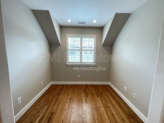 Building Photo - 10235 NW Edgewood Dr