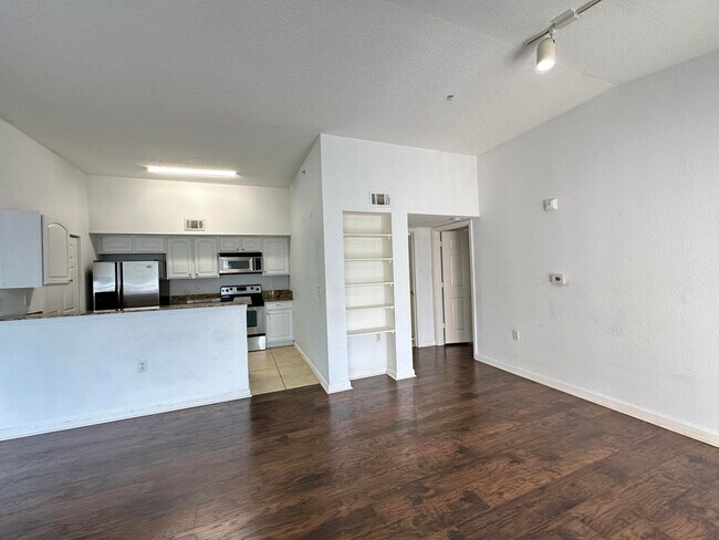 Building Photo - 261 SW Palm Dr
