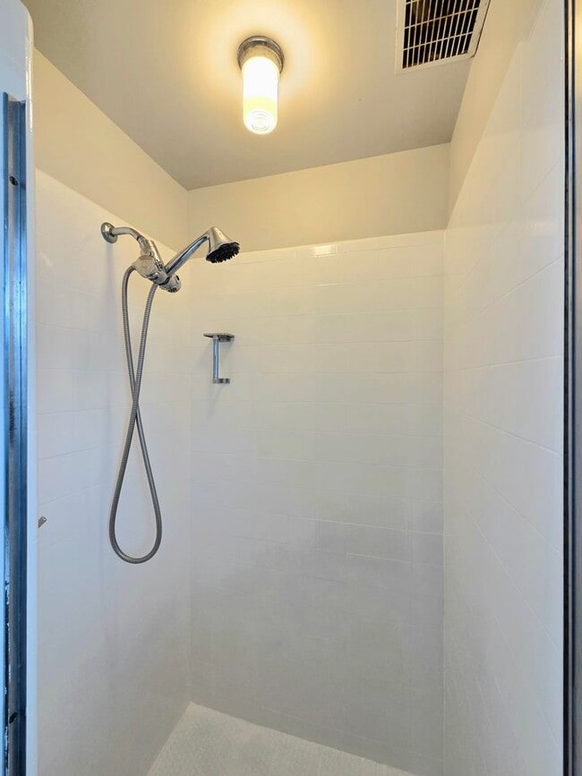 Building Photo - 4 Bed, 2 Bath -- Newly Renovated -- Home on Wenatchee Golf & Country Club's 16th Fairway**