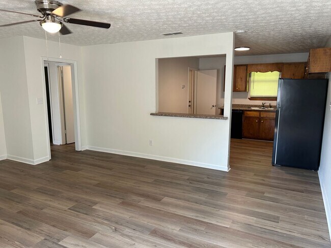 Building Photo - 144/146 Deer Creek Dr