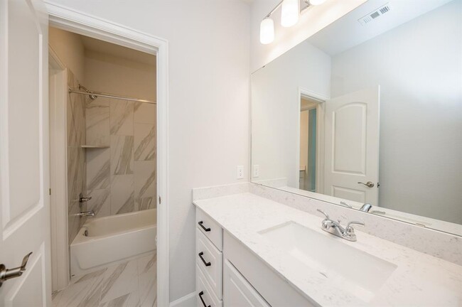 Building Photo - 29819 Breezy Pnes Lp
