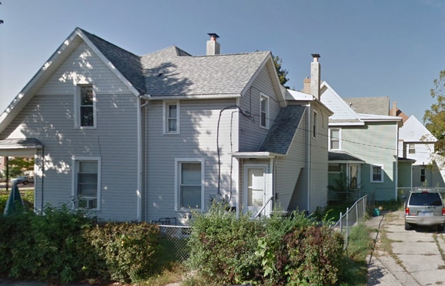 Primary Photo - 2nd fooor walk-up duplex in historic house...