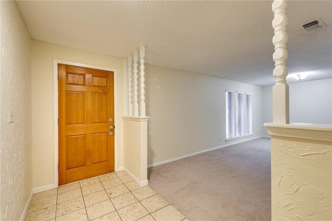 Building Photo - 12401 Knoll Ridge Dr