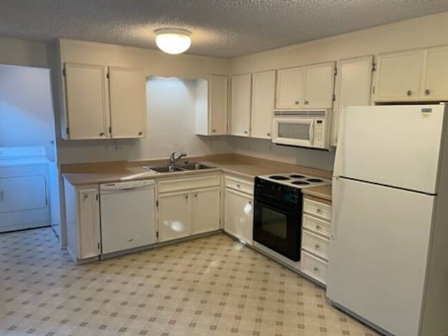 Building Photo - University Place Ground Floor Apartment Ho...