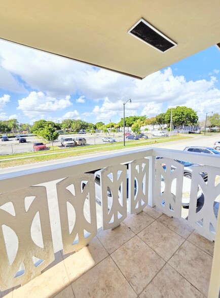 Building Photo - 3300 NE 10th Ter