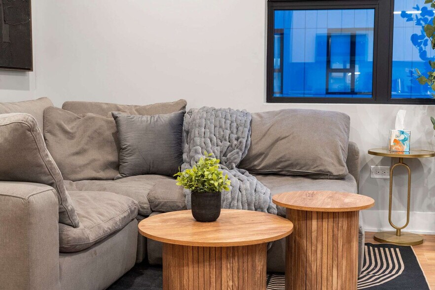 Building Photo - 6044 N Winthrop Ave