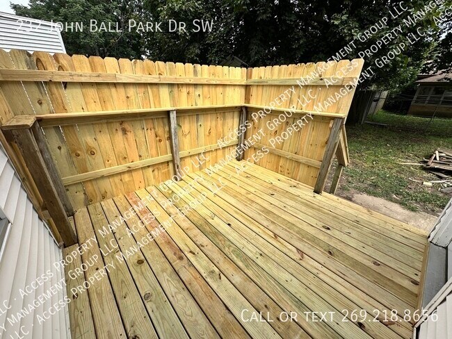 Building Photo - 232 John Ball Park Dr SW