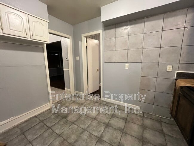 Building Photo - 1848 Woodburn Dr