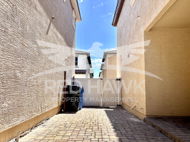 Building Photo - 980 S Huish Dr