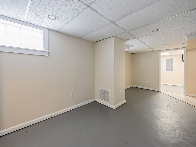 Building Photo - Charming 3 Bedroom Home Available in Quiet Pontiac Neighborhood