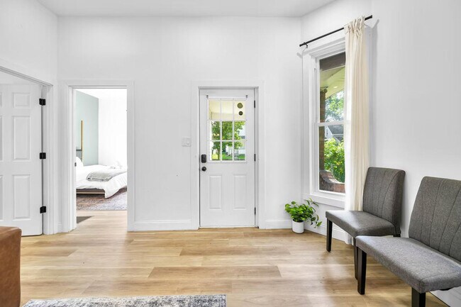 Building Photo - 906 Villa Ave