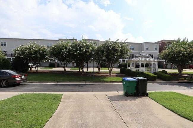 Building Photo - 1721 W Cary St