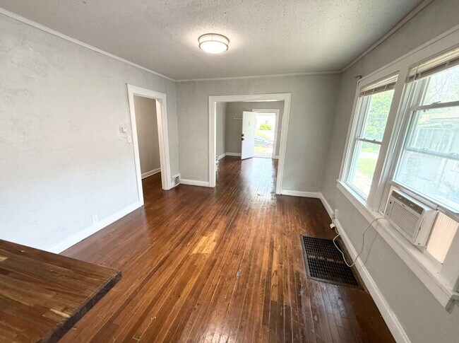 Building Photo - Updated 2 Bedroom/ 1 Bath Home in KCMO