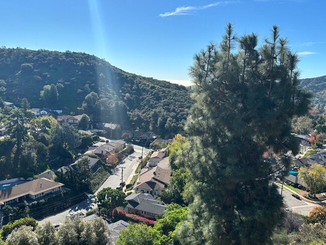 Building Photo - Gorgeous condo with Amazing Views!