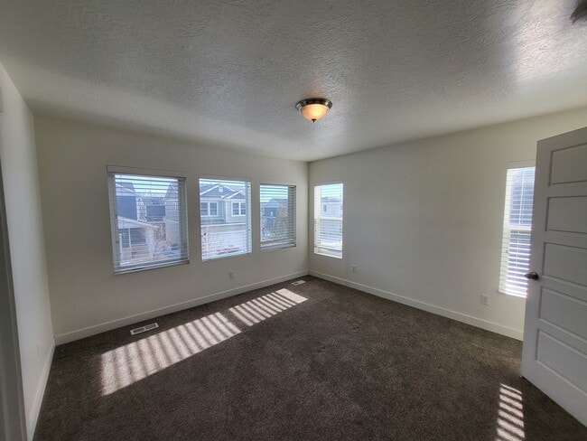 Building Photo - Single Family Home Eagle Mountain