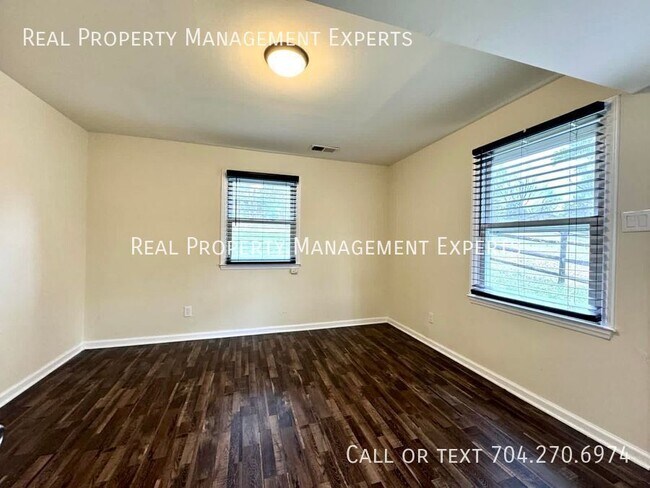 Building Photo - 900 Tally Ho Ct