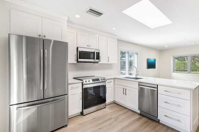 Building Photo - ** OLDE NAPLES ** 2 BED / 2 BATH - COMPLETELY REMODELED - PET OK! - ANNUAL RENTAL