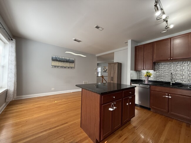 Building Photo - 2611 W Rosemont Ave