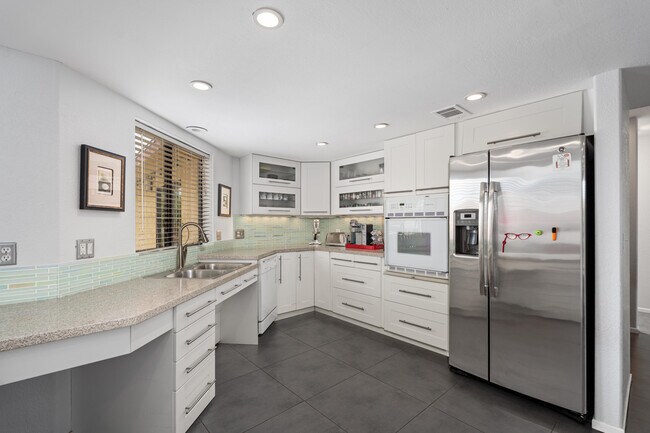 Building Photo - 72596 Beavertail St