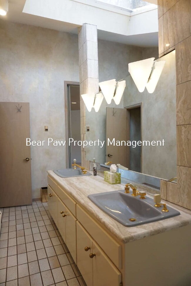 Building Photo - Unique Home In Genesee!!