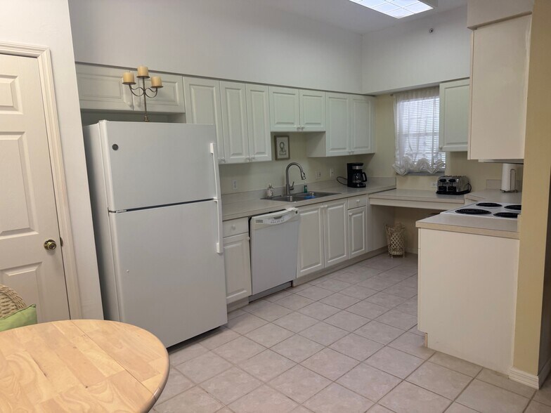 Building Photo - 4220 Central Sarasota Pky
