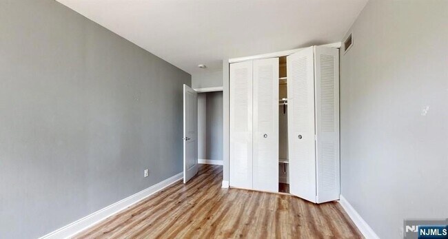 Building Photo - 462 River Rd