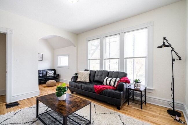 Building Photo - 4Bdrm Upper Flat of Eastside Duplex Fully ...