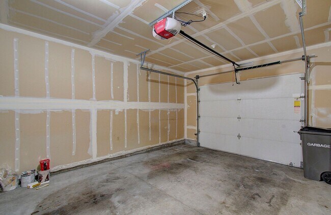 Building Photo - Charming 3 bd 2.5 ba Townhouse - Special! $500 OFF on December Move In!