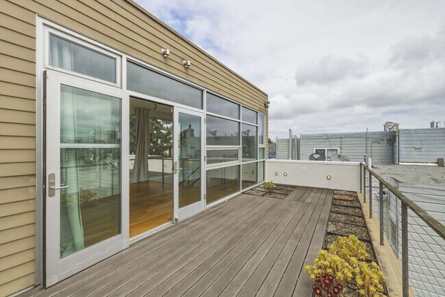 Building Photo - 1076 S Van Ness Ave