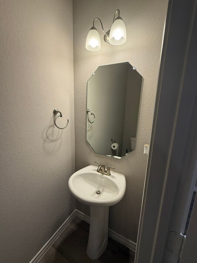 Building Photo - GORGEOUS 3-bedroom 2-bathroom home in Cedarbrook Estates!