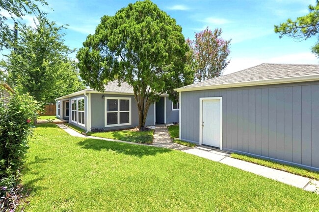Building Photo - 16007 Ridgegreen Dr