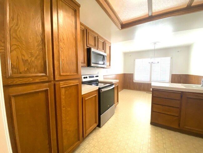 Building Photo - 4 Bed/2 BA Single Story Home, Downtown Ple...