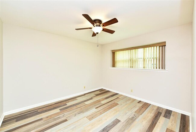 Building Photo - 1811 Laurel Oaks Dr