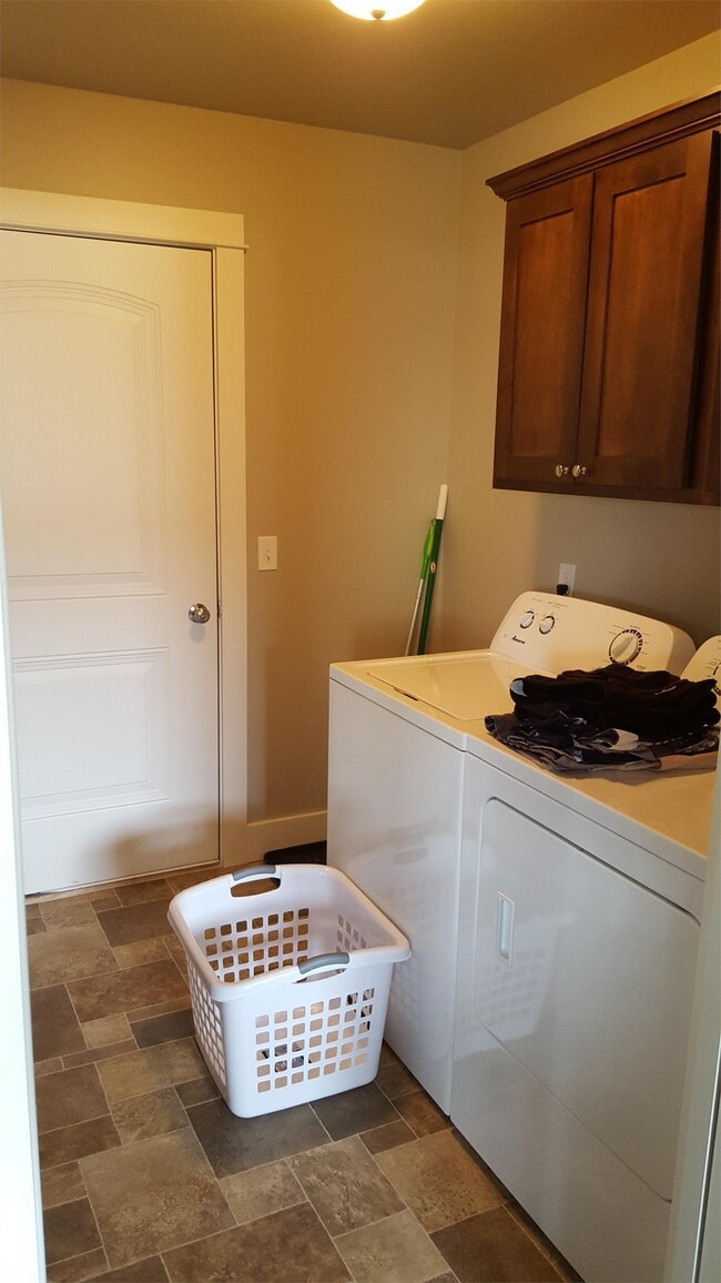 Building Photo - 726 Forest Glen Dr