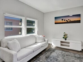 Building Photo - 3204 NE 9th St