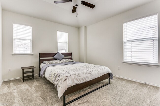 Building Photo - 3 br, 2.5 bath House - 219 Espresso Drive