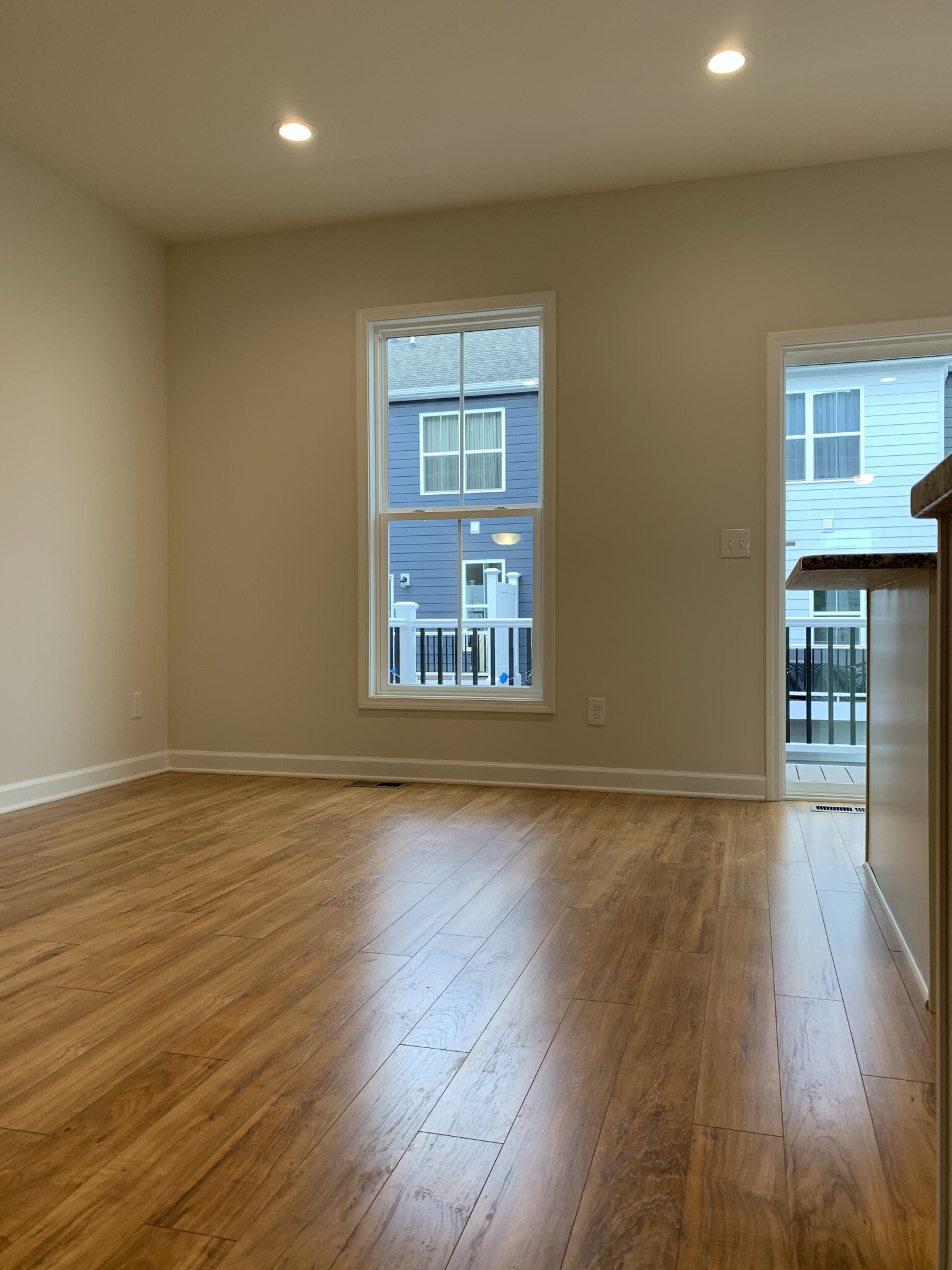living room - 290 Hamilton Ave NW