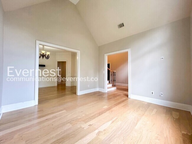Building Photo - 5 Bed/3.5 Bath Home with Garage /Available Now!