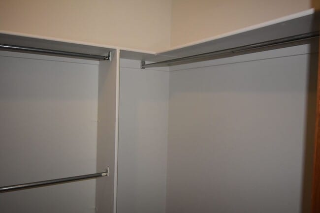 Building Photo - GREAT 3 BEDROOM/2 BATHROOM TOWNHOME WITH NEW PAINT & FLOORING. AVAILABLE 5/23.